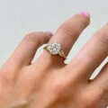 verlobungsring-moissanit-2ct-ovalschliff-am-finger-nahaufnahme-gelbgold-wings-hariets.jpg