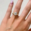 verlobungsring-moissanit-2ct-ovalschliff-am-finger-gelbgold-wings-hariets.jpg