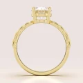 verlobungsring-mit-gedrehtem-ringband-moissanit-2ct-ovalschliff-frontansicht-gelbgold-twisted-hariets.jpg