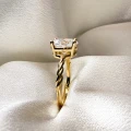 verlobungsring-mit-gedrehtem-ringband-moissanit-2ct-ovalschliff-nahaufnahme-seite-gelbgold-twisted-hariets.jpg