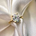 verlobungsring-mit-gedrehtem-ringband-moissanit-2ct-ovalschliff-nahaufnahme-gelbgold-twisted-hariets.jpg