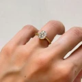 verlobungsring-mit-gedrehtem-ringband-moissanit-2ct-ovalschliff-am-finger-gelbgold-twisted-hariets.jpg