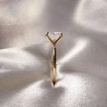 verlobungsring-solitaire-forever-moissanit-1-5ct-ovalschliff-nahaufnahme-seite-gelbgold-hariets.jpg