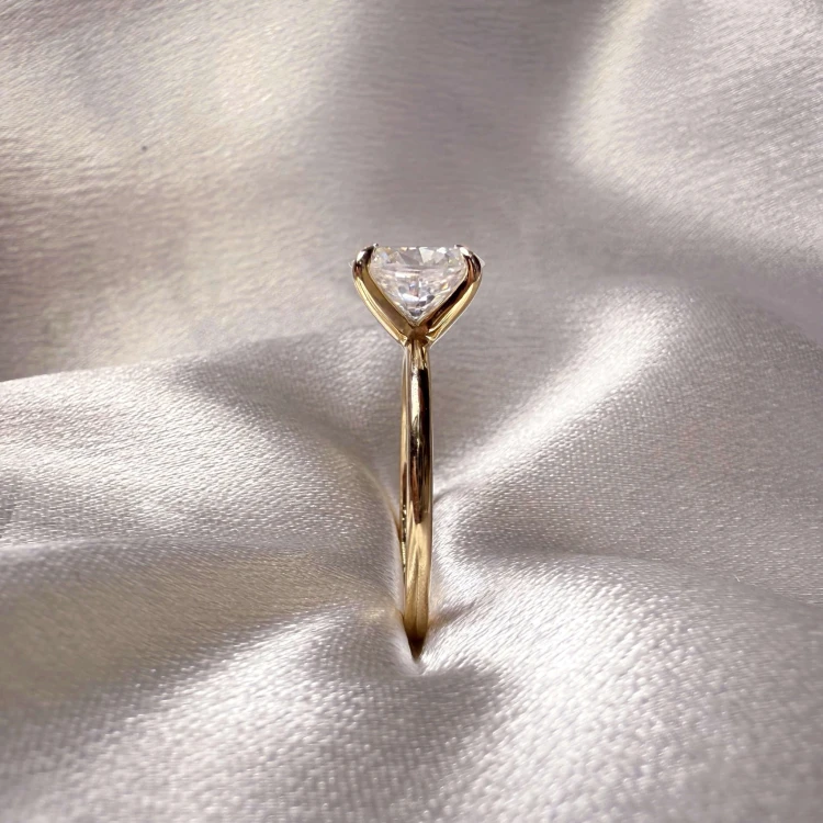 verlobungsring-solitaire-forever-moissanit-1-5ct-ovalschliff-nahaufnahme-seite-gelbgold-hariets.jpg
