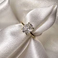 verlobungsring-solitaire-forever-moissanit-1-5ct-ovalschliff-nahaufnahme-front-gelbgold-hariets.jpg