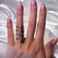 verlobungsring-solitaire-forever-moissanit-1-5ct-ovalschliff-am-finger-vergleich-gelbgold-hariets.jpg