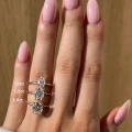 verlobungsring-solitaire-forever-moissanit-1_5ct-ovaler-schliff-am-finger-gelbgold-hariets.jpg