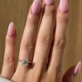 verlobungsring-solitaire-forever-moissanit-1_5ct-ovaler-schliff-in-der-hand-gelbgold-hariets.jpg