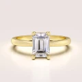 verlobungsring-solitaire-rapture-moissanit-1ct-smaragdschliff-gelbgold-hariets.jpg