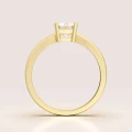 verlobungsring-solitaire-rapture-moissanit-1ct-smaragdschliff-front-gelbgold-hariets.jpg