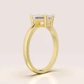 verlobungsring-solitaire-rapture-moissanit-1ct-smaragdschliff-seitlich-gelbgold-hariets.jpg