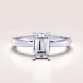 verlobungsring-solitaire-rapture-moissanit-1ct-smaragdschliff-weissgold-hariets.jpg