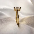 verlobungsring-solitaire-rapture-moissanit-1ct-smaragdschliff-nahaufnahme-seite-gelbgold-hariets.jpg