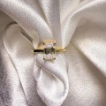 verlobungsring-solitaire-rapture-moissanit-1ct-smaragdschliff-nahaufnahme-front-gelbgold-hariets.jpg