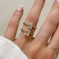 verlobungsring-solitaire-rapure-moissanit-1ct-2ct-smaragdschliff-vergleich-am-finger-gelbgold-hariets.JPG