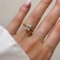 verlobungsring-solitaire-rapure-moissanit-2ct-smaragdschliff-am-finger-gelbgold-hariets.JPG