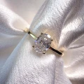 verlobungsring-solitaire-astra-moissanit-2ct-ovalschliff-nahaufnahme-vorne-gelbgold-hariets.jpg
