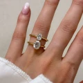 verlobungsring-solitaire-astra-moissanit-1ct-ovalschliff-am-finger-vergleich-gelbgold-hariets.jpg