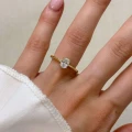 verlobungsring-solitaire-astra-moissanit-1ct-ovalschliff-am-finger-gelbgold-hariets.jpg