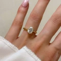 verlobungsring-solitaire-astra-moissanit-2ct-ovalschliff-am-finger-gelbgold-hariets.jpg