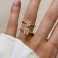 verlobungsring-solitaire-verity-moissanit-1ct-radiantschliff-vergleich-am-finger-gelbgold-hariets.jpg