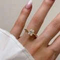 verlobungsring-solitaire-verity-labordiamant-2ct-radiant-schliff-am-finger-gelbgold-hariets.jpg