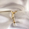 verlobungsring-halo-moissanit-1ct-marquiseschliff-nahaufnahme-seite-gelbgold-selena-hariets.jpg