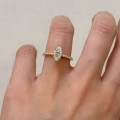 verlobungsring-halo-selena-moissanit-1ct-marquise-schliff-am-finger-gelbgold-hariets.JPG