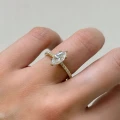 verlobungsring-halo-selena-moissanit-1ct-marquise-schliff-nahaufnahme-am-finger-gelbgold-hariets.JPG