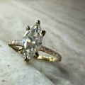 rlobungsring-halo-moissanit-1ct-marquiseschliff-nahaufnahme-gelbgold-selena-hariets.jpg