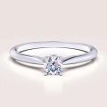 verlobungsring-solitaire-blink-moissanit-0-3ct-brillantschliff-weissgold-hariets.jpg