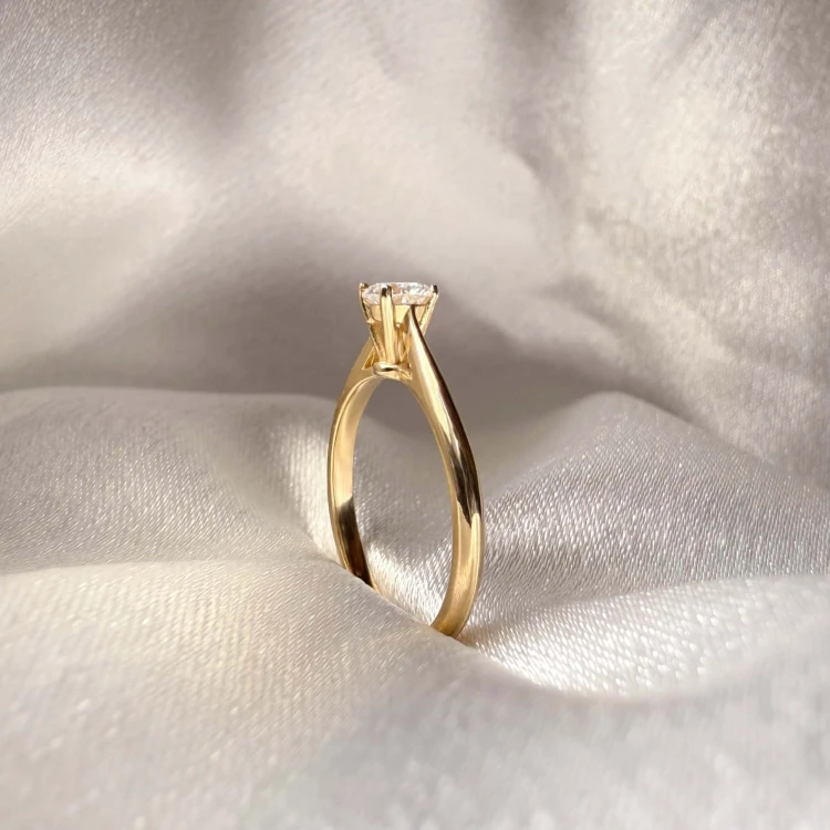 verlobungsring-solitaire-blink-moissanit-0-3ct-brillantschliff-nahaufnahme-seite-gelbgold-hariets.jpg