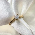 verlobungsring-solitaire-blink-moissanit-0-3ct-brillantschliff-nahaufnahme-front-gelbgold-hariets.jpg