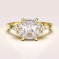verlobungsring-trinity-moissanit-1ct-radiantschliff-gelbgold-legacy-hariets.jpg