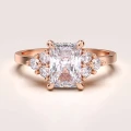 verlobungsring-trinity-moissanit-1ct-radiantschliff-roségold-legacy-hariets.jpg