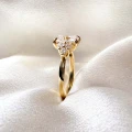 verlobungsring-trinity-moissanit-1ct-radiantschliff-nahaufnahme-seite-gelbgold-legacy-hariets.jpg