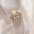 verlobungsring-trinity-moissanit-1ct-radiantschliff-nahaufnahme-gelbgold-legacy-hariets.jpg