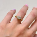 verlobungsring-trinity-moissanit-1ct-radiantschliff-am-finger-gelbgold-legacy-hariets.jpg