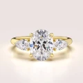 verlobungsring-trinity-seraphina-moissanit-2ct-zentraler-stein-ovalschliff-gelbgold-hariets.jpg