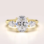 Verlobungsring in 24h Trinity mit 2 ct Moissanit im Ovalschliff, umgeben von birnenförmigen Steinen – Seraphina aus 14k Gold