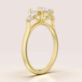 verlobungsring-trinity-seraphina-moissanit-2ct-zentraler-stein-ovalschliff-seite-gelbgold-hariets.jpg