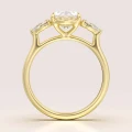 verlobungsring-trinity-seraphina-moissanit-2ct-zentraler-stein-ovalschliff-front-gelbgold-hariets.jpg