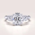 verlobungsring-trinity-seraphina-moissanit-2ct-zentraler-stein-ovalschliff-weissgold-hariets.jpg