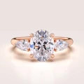 verlobungsring-trinity-seraphina-moissanit-2ct-zentraler-stein-ovalschliff-rotgold-hariets.jpg