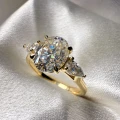 verlobungsring-trinity-seraphina-moissanit-2ct-zentraler-stein-ovalschliff-nahaufnahme-front-gelbgold-hariets.jpg