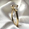 verlobungsring-trinity-seraphina-moissanit-2ct-zentraler-stein-ovalschliff-nahaufnahme-seite-gelbgold-hariets.jpg