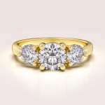Verlobungsring in 24h Trinity mit Moissaniten ca. 2 ct – Trigem aus 14k Gold