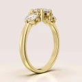 verlobungsring trinity moissanit 2ct brillantschliff seitenansicht gelbgold trigem hariets.jpg
