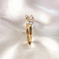 verlobungsring-trinity-moissanit-2ct-brillantschliff-nahaufnahme-seite-gelbgold-trigem-hariets.jpg