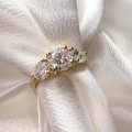 verlobungsring-trinity-moissanit-2ct-brillantschliff-nahaufnahme-gelbgold-trigem-hariets.jpg